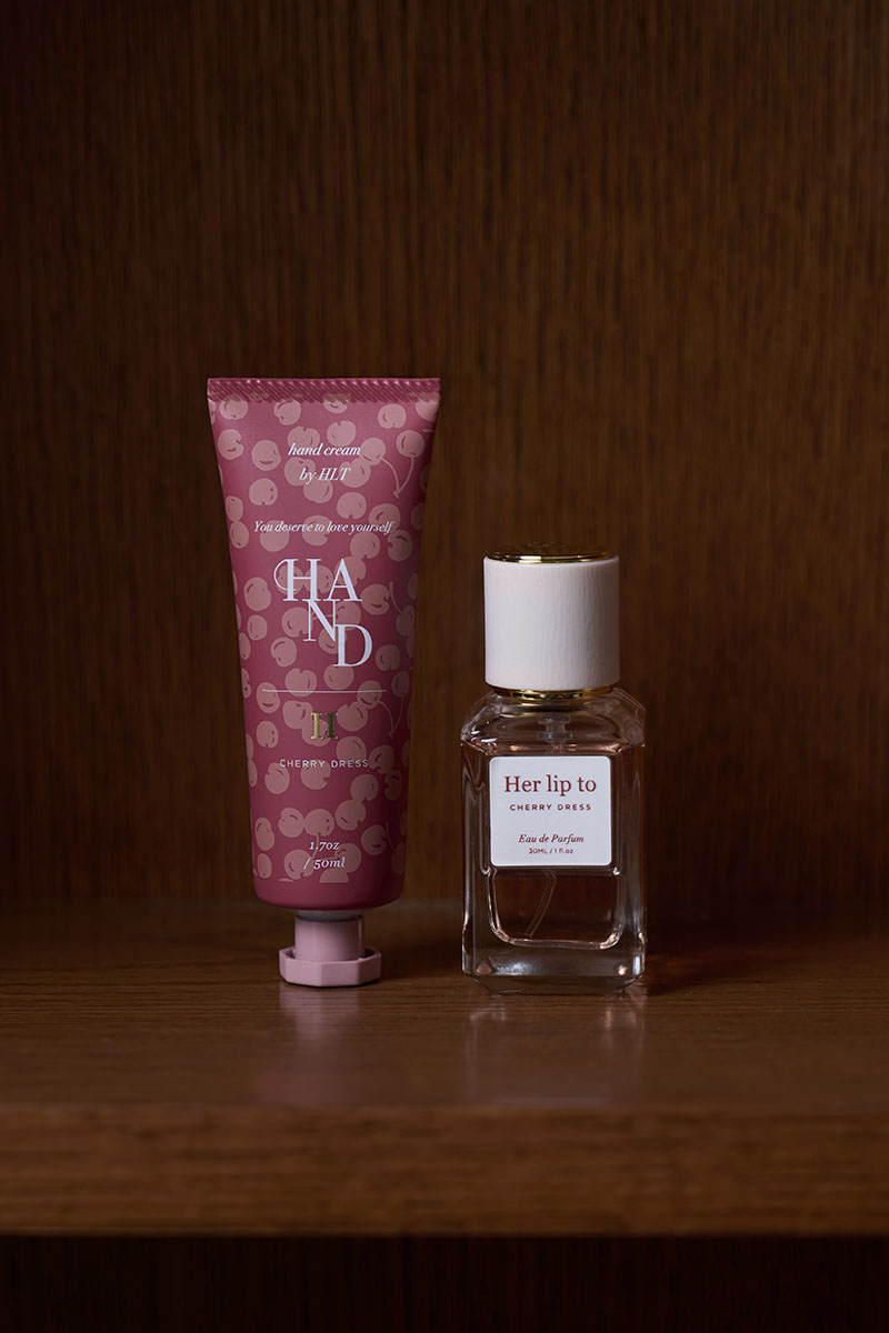 CHERRY FLATMINI TOTE チェリーチャーム　ハンドクリーム CHERRY FLATMINI TOTE チャーム、ハンドクリーム、香水 CHERRY