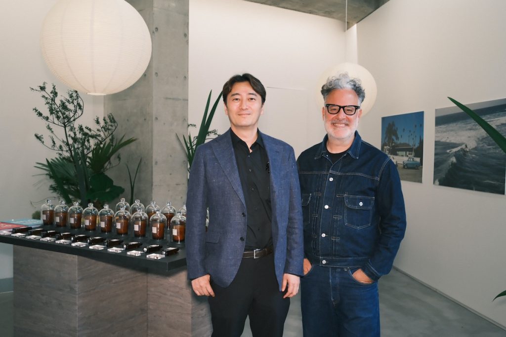 左から、川口高輝NKT代表、ラミ・メクダッチ「ローラ ジェームス ハーパー」創業者