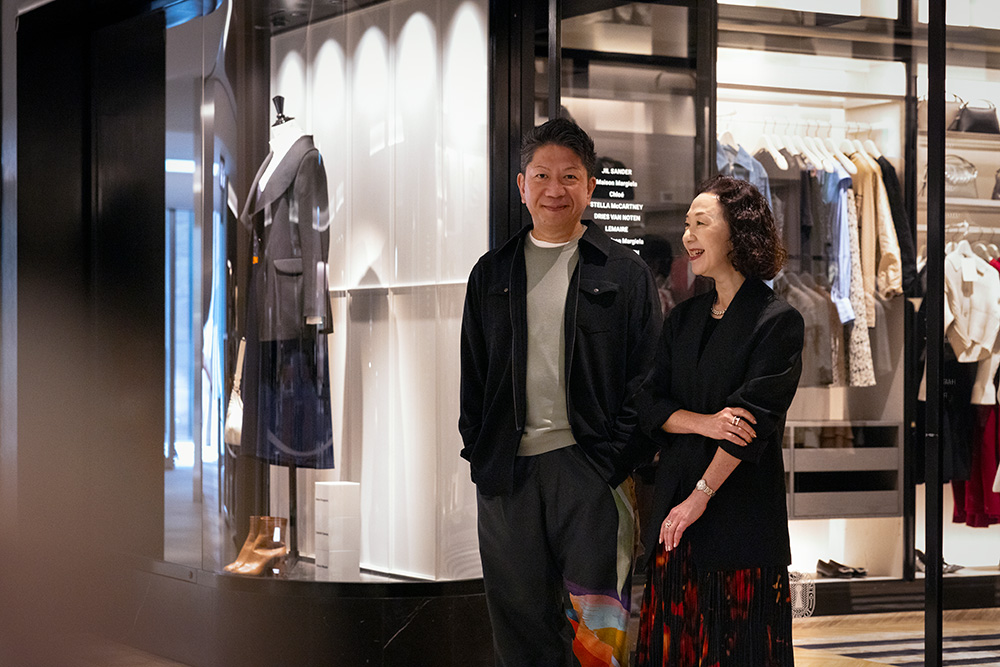 (左)髙垣道夫/アクセ専務(右)髙垣佳代子/アクセ常務