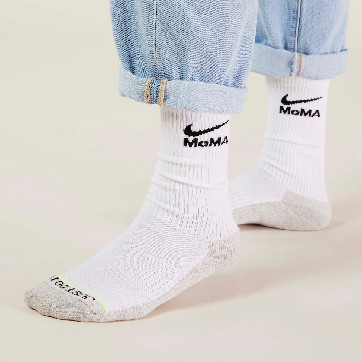 ナイキ」とMoMA デザイン ストアがコラボソックスを発売 鮮やか