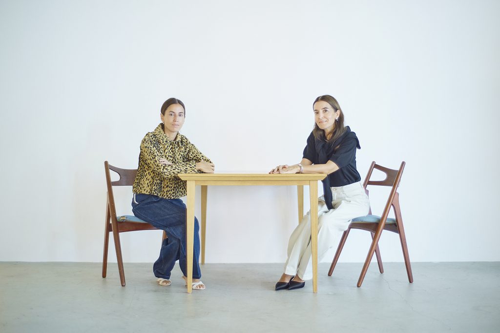 （左）デフネ・コジャビイコール／「ナキエ」共同創業者兼共同クリエイティブ・ディレクター<br />
（右）バサック・コジャビイコール／「ナキエ」共同創業者兼共同クリエイティブ・ディレクター