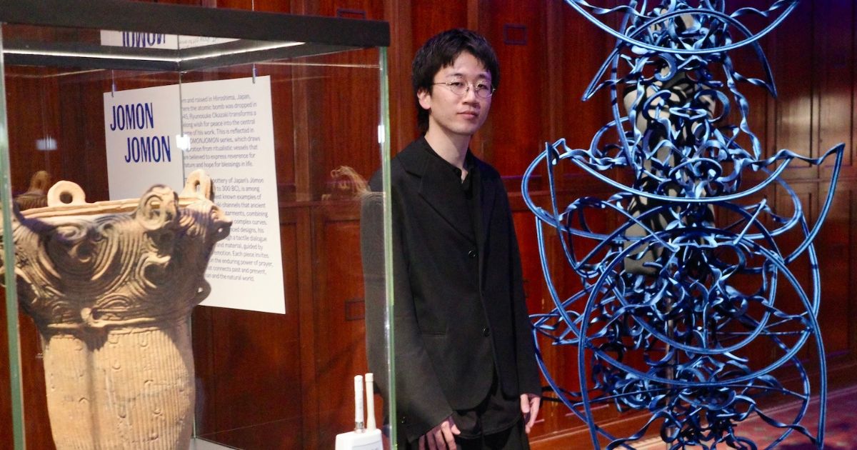 終戦80年の節目に「リュウノスケオカザキ」が英V&A博物館で展示　新作ドレスが収蔵へ - WWDJAPAN