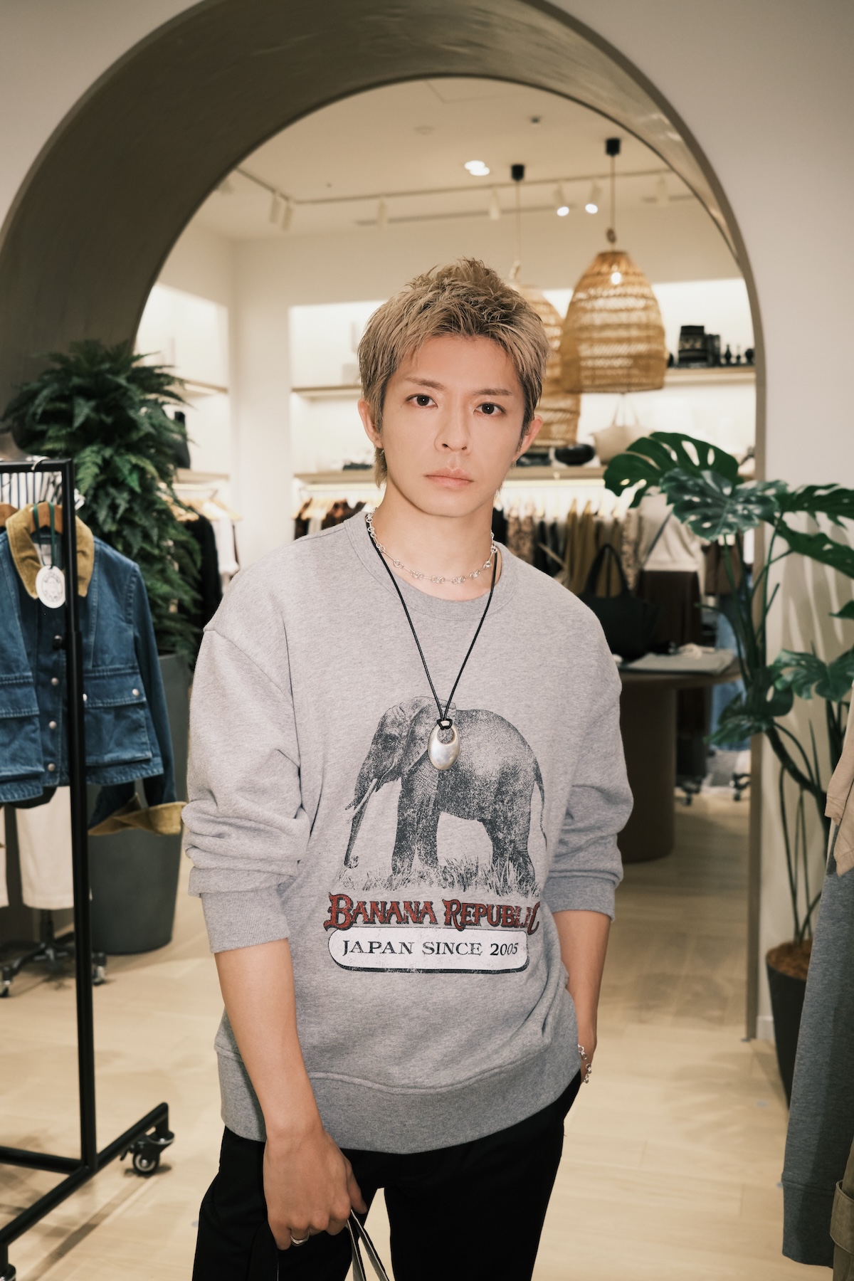 BANANA REPUBLIC グレー トレーナー岸優太 アンバサダーの岸優太が「バナナ・リパブリック」のポップアップ