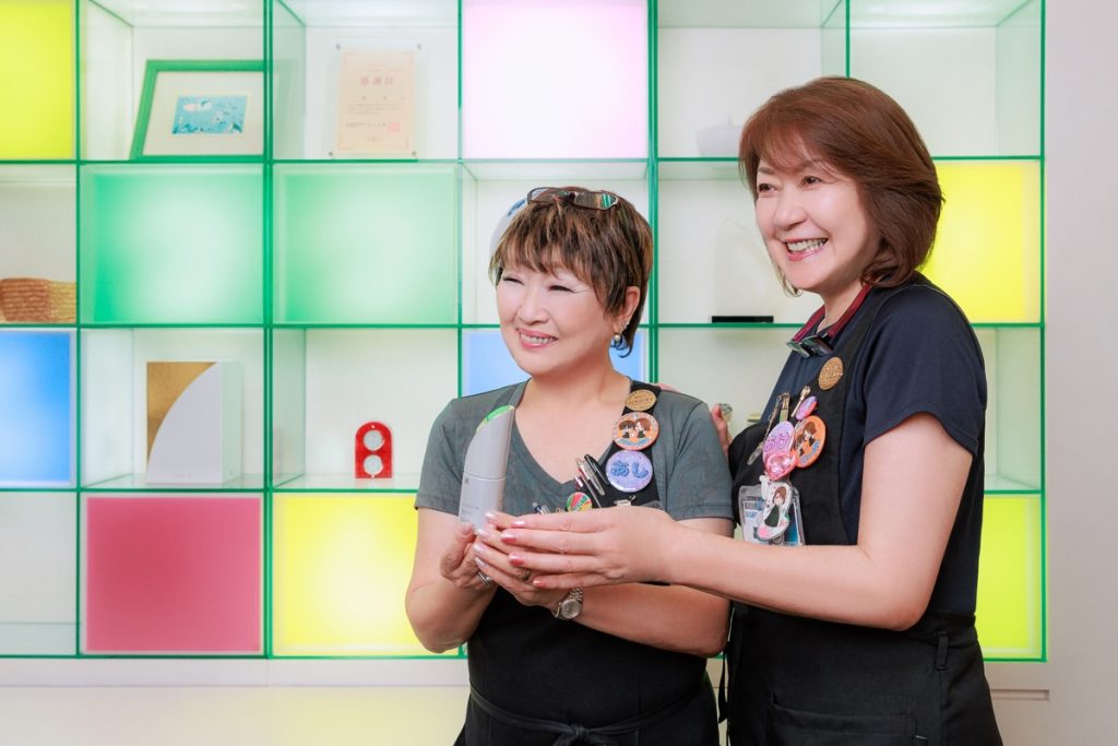 （左）アシさん／柳屋化粧品専門店・スタッフ<br />
（右）アケさん／柳屋化粧品専門店・店長