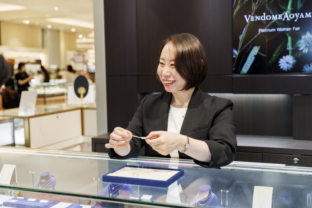 稲角亜沙子／「ヴァンドーム青山」阪急うめだ本店チーフ