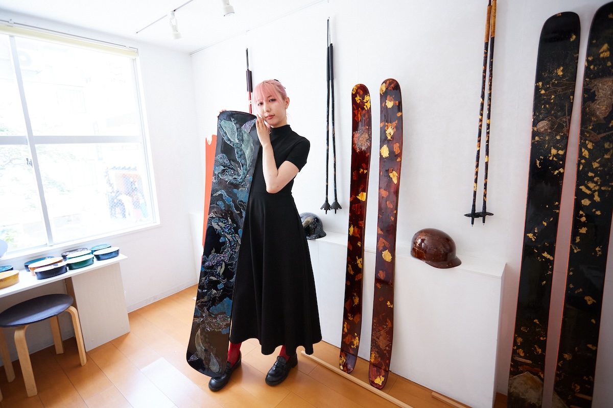 漆塗りスノーボードで雪山を疾走し話題に 23歳の漆作家、杜野菫が伝統