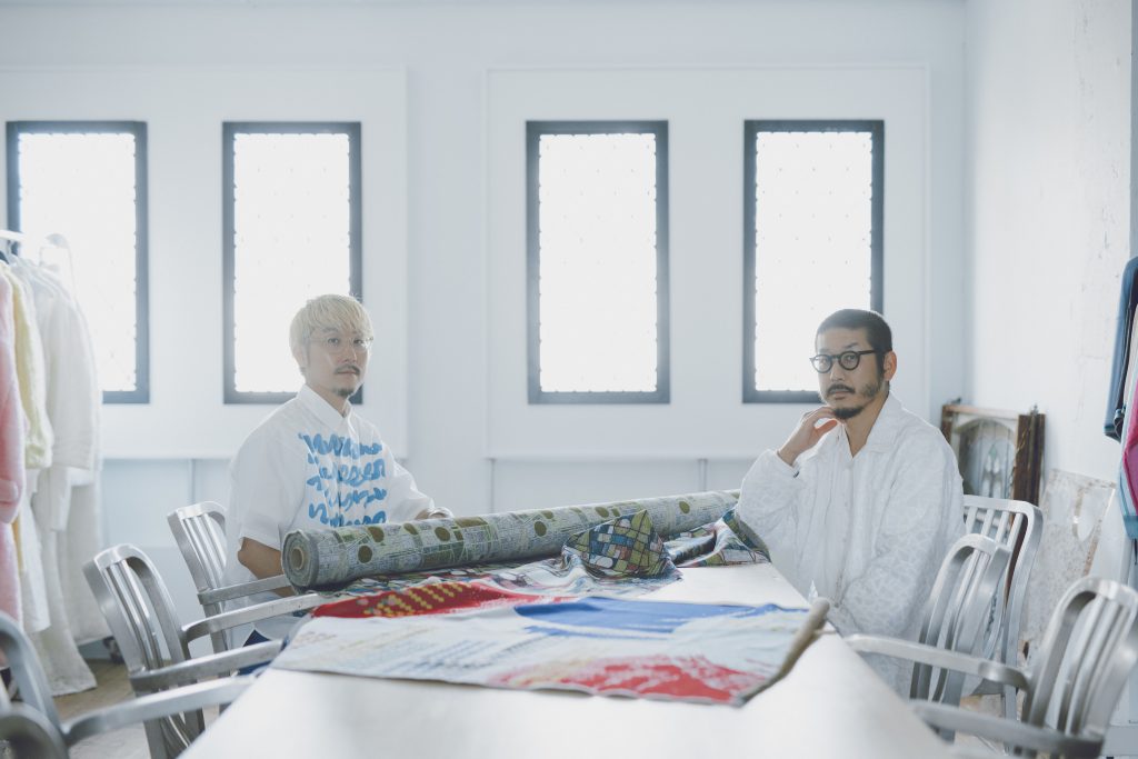 （左）松田崇弥（まつだ・たかや）／ヘラルボニー最高経営責任者<br />
（右）森永邦彦（もりなが・くにひこ）／「アンリアレイジ」デザイナー