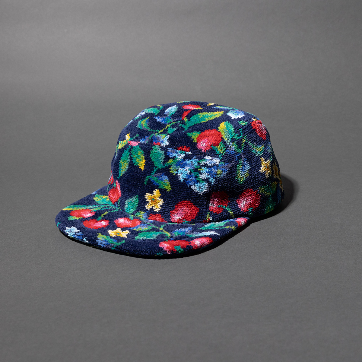 被れる「フェイラー」登場 「パスザバトン」がコラボでキャップを発売