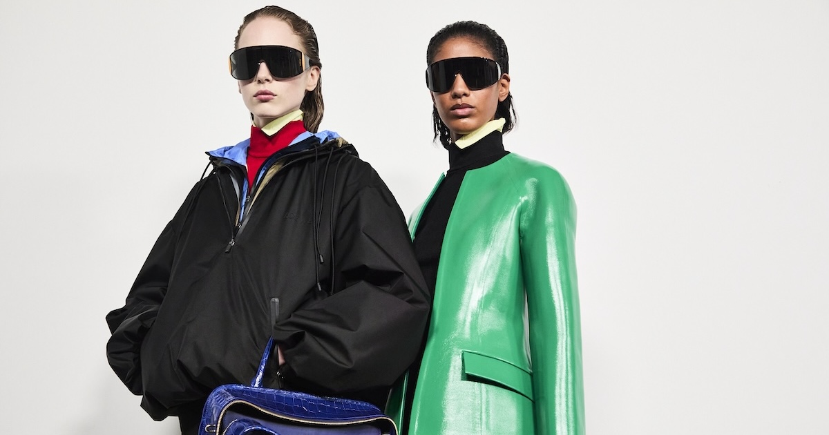 新生「ロエベ」は、鮮烈な色彩とスポーティーなミックスで若々しく