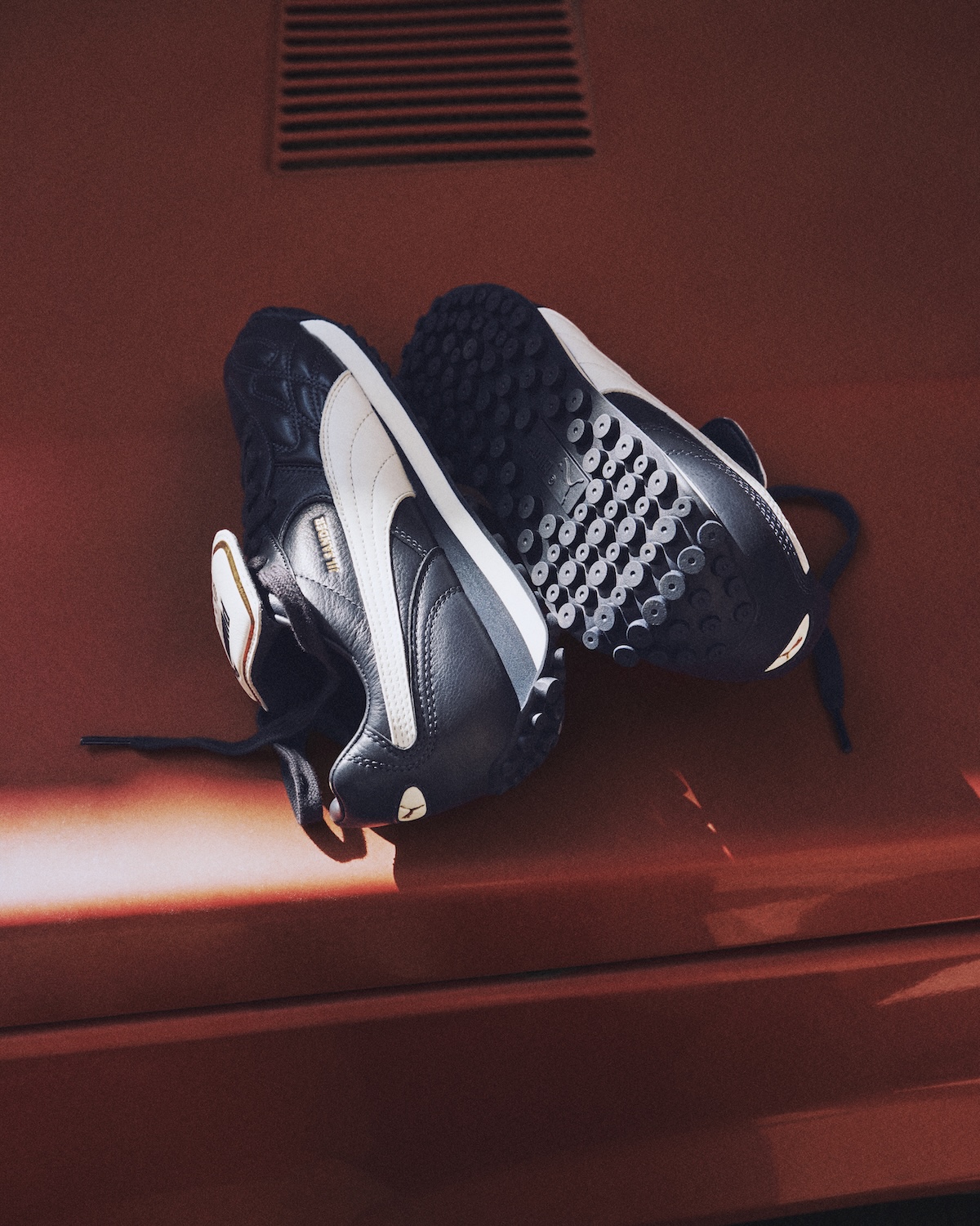 JIL SANDER × PUMA コラボスニーカー　ブラック　25 ジル サンダー」と「プーマ」が約30年ぶりのコラボ ”キング