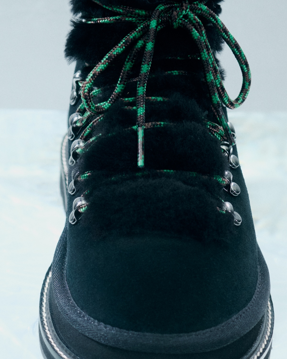 アグ」&「サカイ」のコレクション第2弾を発売 ローファーなどの