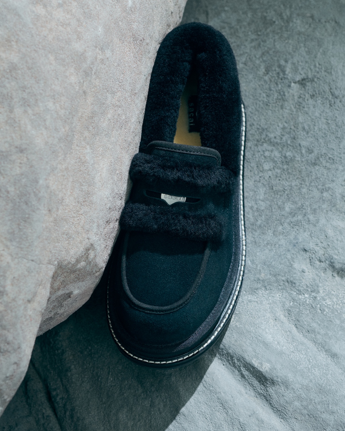 アグ」&「サカイ」のコレクション第2弾を発売 ローファーなどの