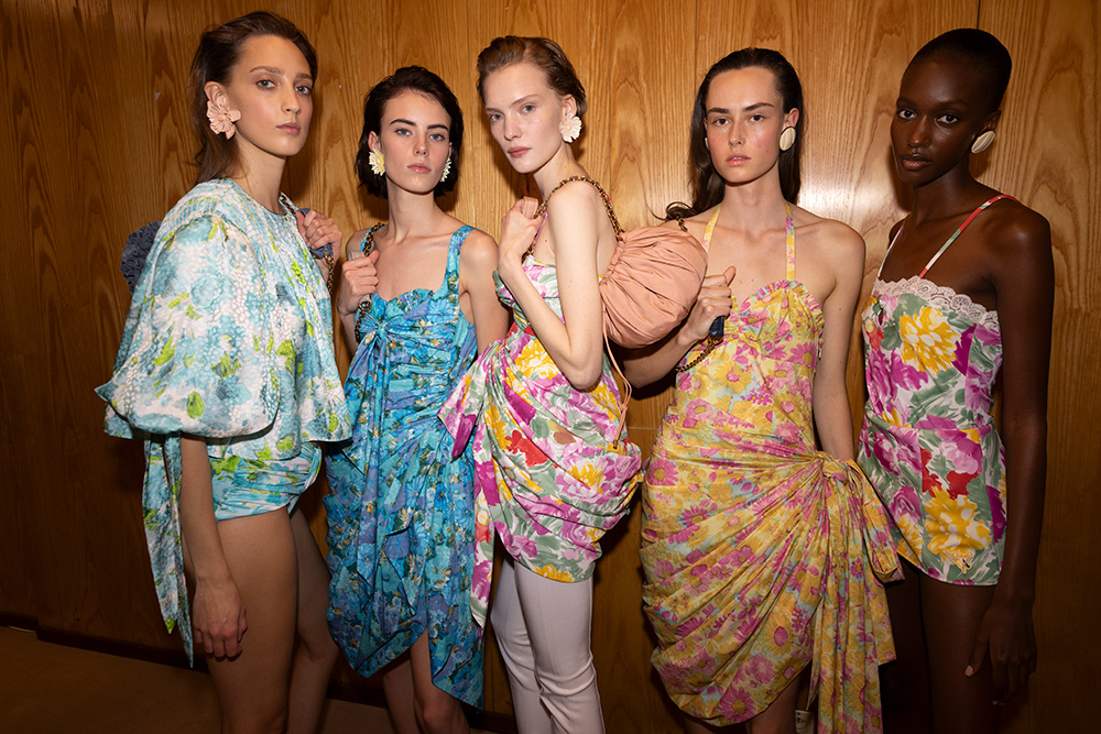 鮮やかな色柄あふれる26年春夏パリコレ ジョイフルなエネルギーを放つ「ドリス ヴァン ノッテン」や「クロエ」「サンローラン」