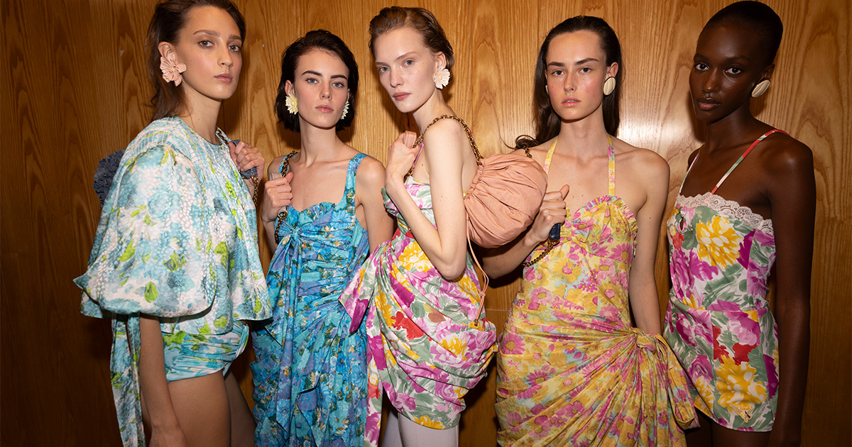 鮮やかな色柄あふれる26年春夏パリコレ ジョイフルなエネルギーを放つ