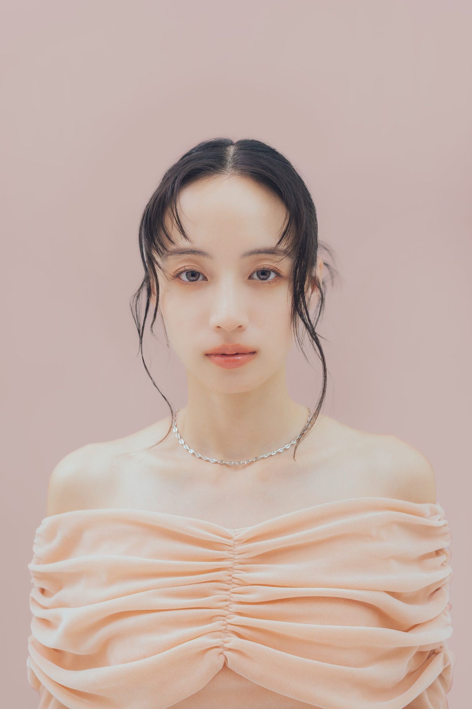 企画makeup ゾフ」と「マキアージュ」がアイウエアを共同企画 血色感＆中顔面短縮