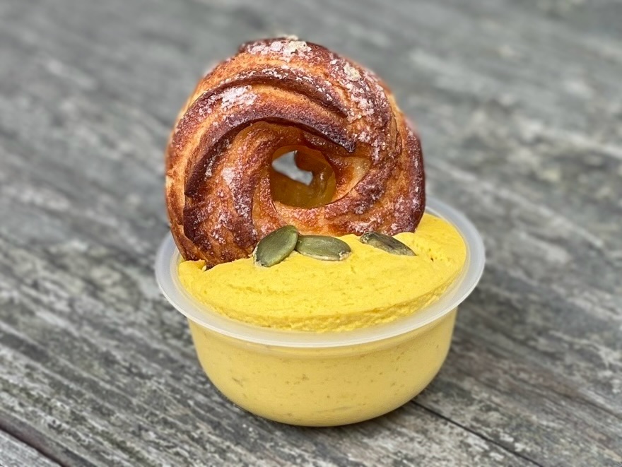 シュークリーム”×“フレンチクルーラー”の新感覚スイーツ 秋限定
