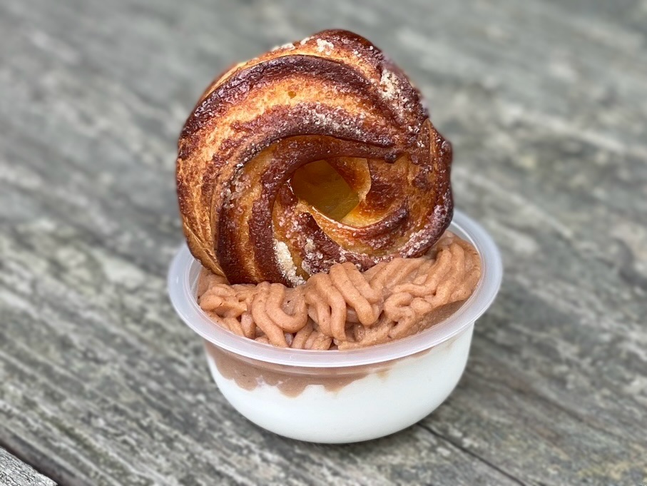 シュークリーム”×“フレンチクルーラー”の新感覚スイーツ 秋限定