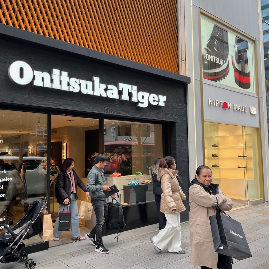 オニツカタイガー」免税売上高2倍 1〜9月期、銀座に行列 - WWDJAPAN 