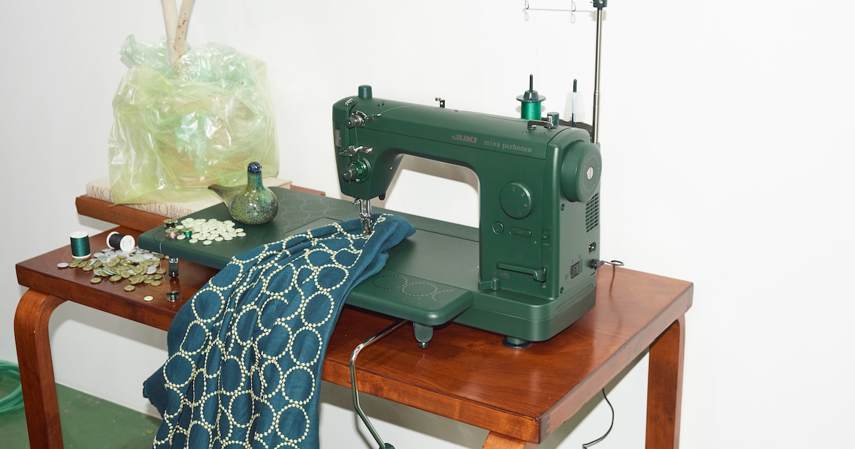 ミナ ペルホネン」がJUKIとコラボ ディープグリーンをまとった限定