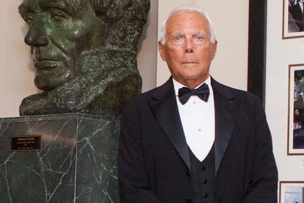 美品 箱付　ジョルジオ アルマーニ　４２　ホールカット　ウィングチップ 訃報】ジョルジオ・アルマーニが死去。享年91歳。「モード界の帝王」を