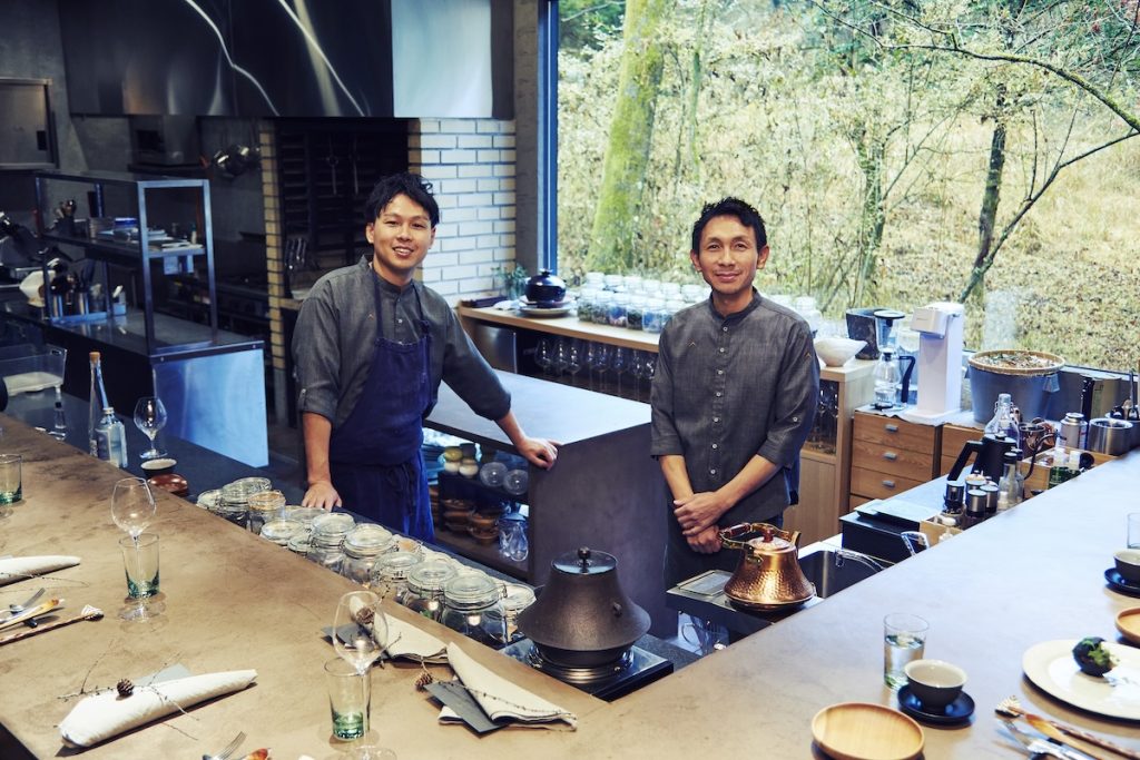 (右)堀内茂一郎/レストラン&オーベルジュ「ノウトリ」オーナーソムリエ(左)堀内浩平/レストラン&オーベルジュ「ノウトリ」/オーナーシェフ