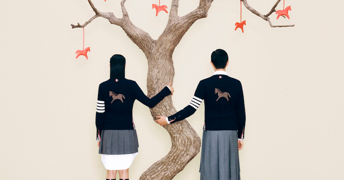 トム ブラウン」が新年を祝うカプセルコレクションを発売 干支の“馬”が