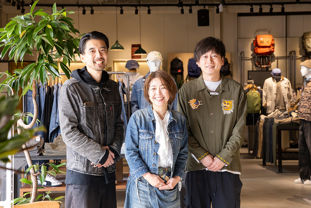 (左)大西由晃/販売部部長、店舗開発担当(中)橋本康世/販売部マネジャー(右)中嶋健一郎/四條畷店店長