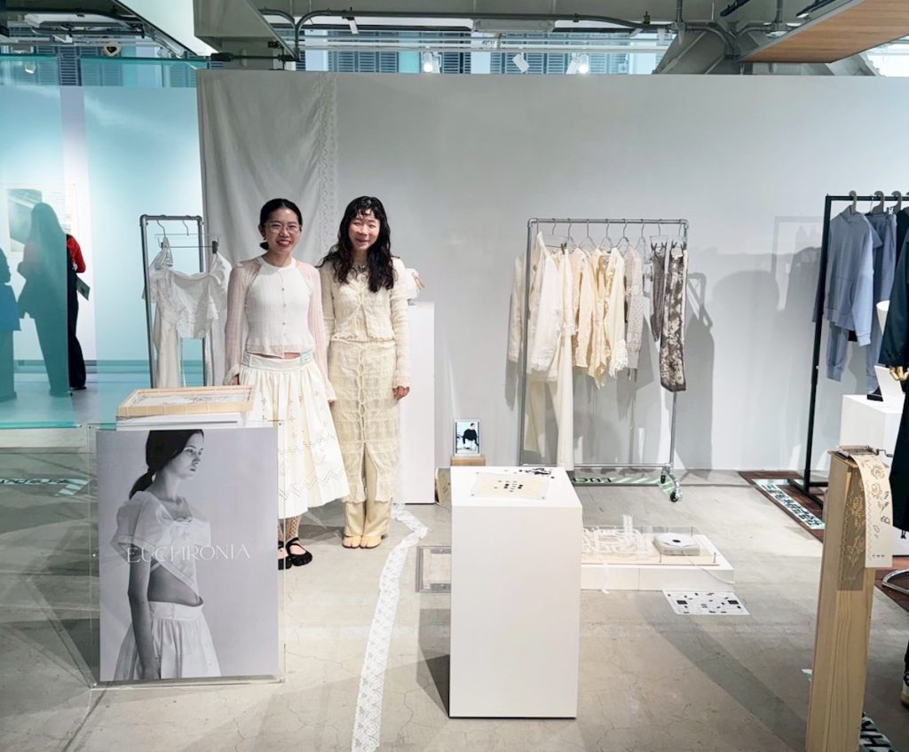 （写真左）佐藤百華「ユークロニア」デザイナー