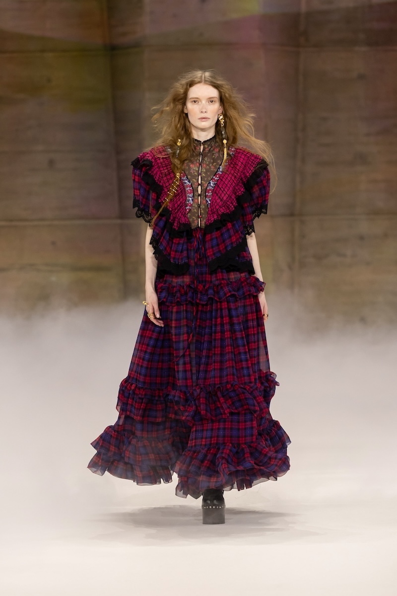 miss chloé コーティングパンツ　archive クロエ」は「献身」をテーマに母と娘の愛情を表現 26-27年秋冬の「愛着