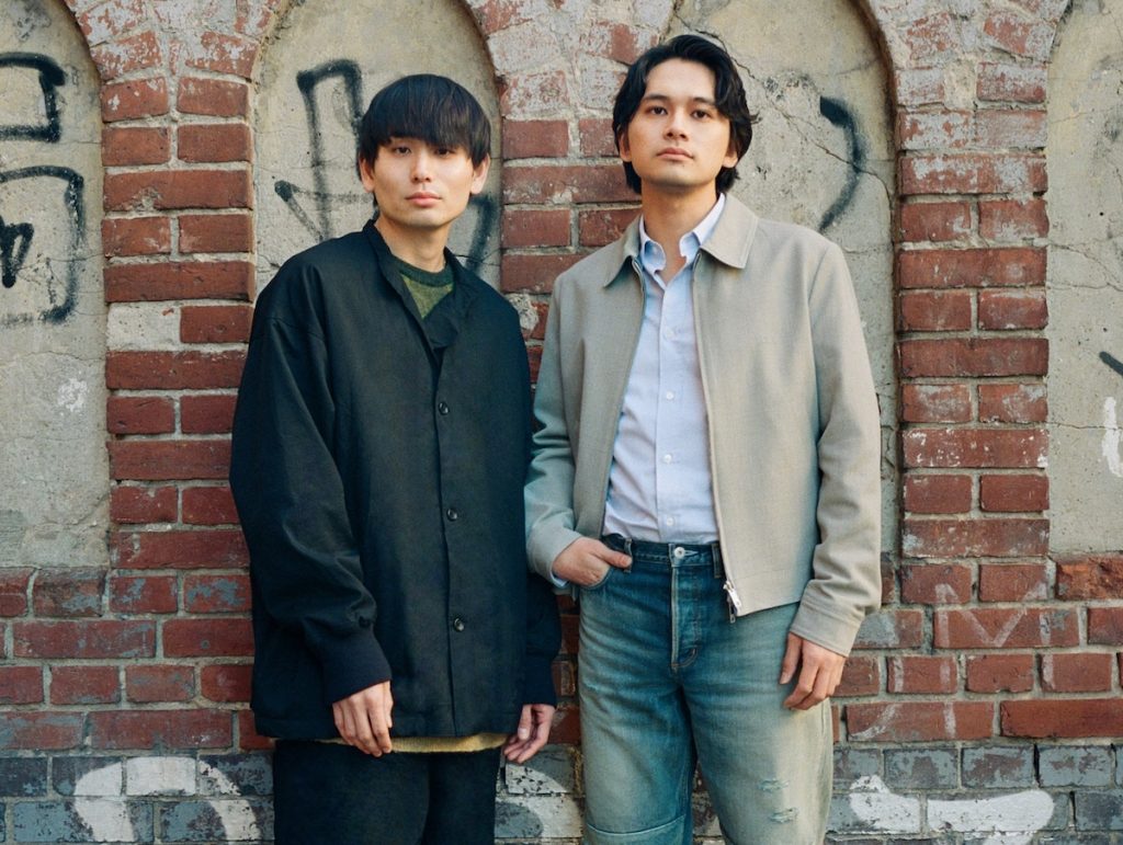 （右）北村匠海<br />
（左）内山拓也