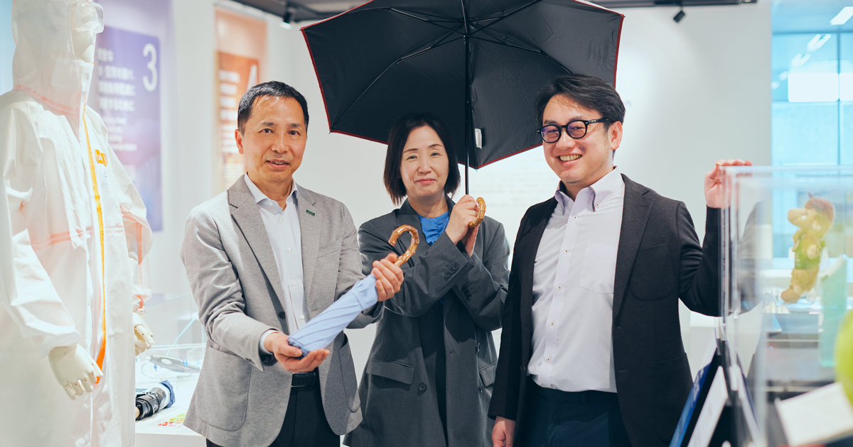 日傘の素材・開発に関するビジュアル（WWD JAPAN）