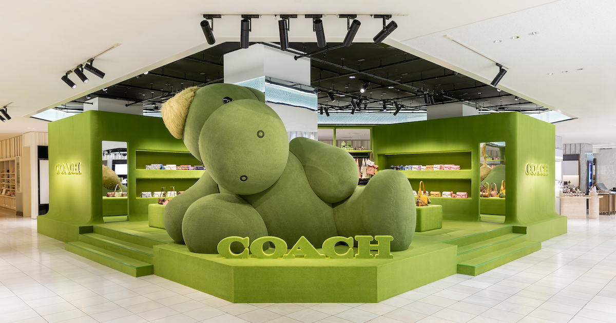 COACH　コーチ　ディスプレイ置物 コーチ」の恐竜マスコットが10周年 記念ポップアップで巨大な