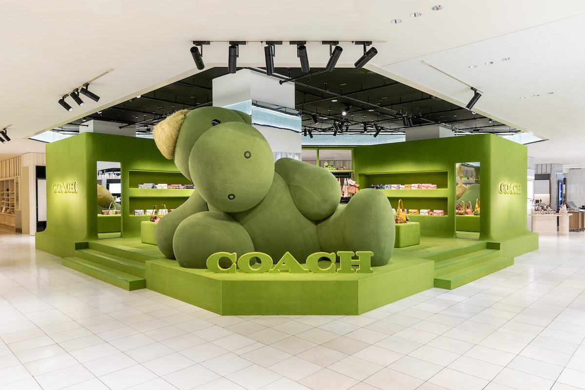 COACH　コーチ　ディスプレイ置物 コーチ」の恐竜マスコットが10周年 記念ポップアップで巨大な