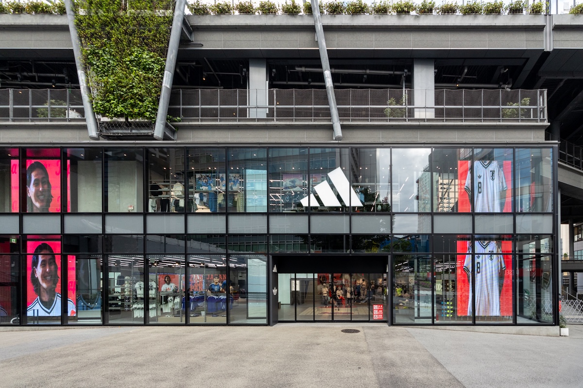 「アディダス」渋谷・ミヤシタパーク旗艦店がリニューアルオープン　サッカーユニホームを国内最大規模で展示