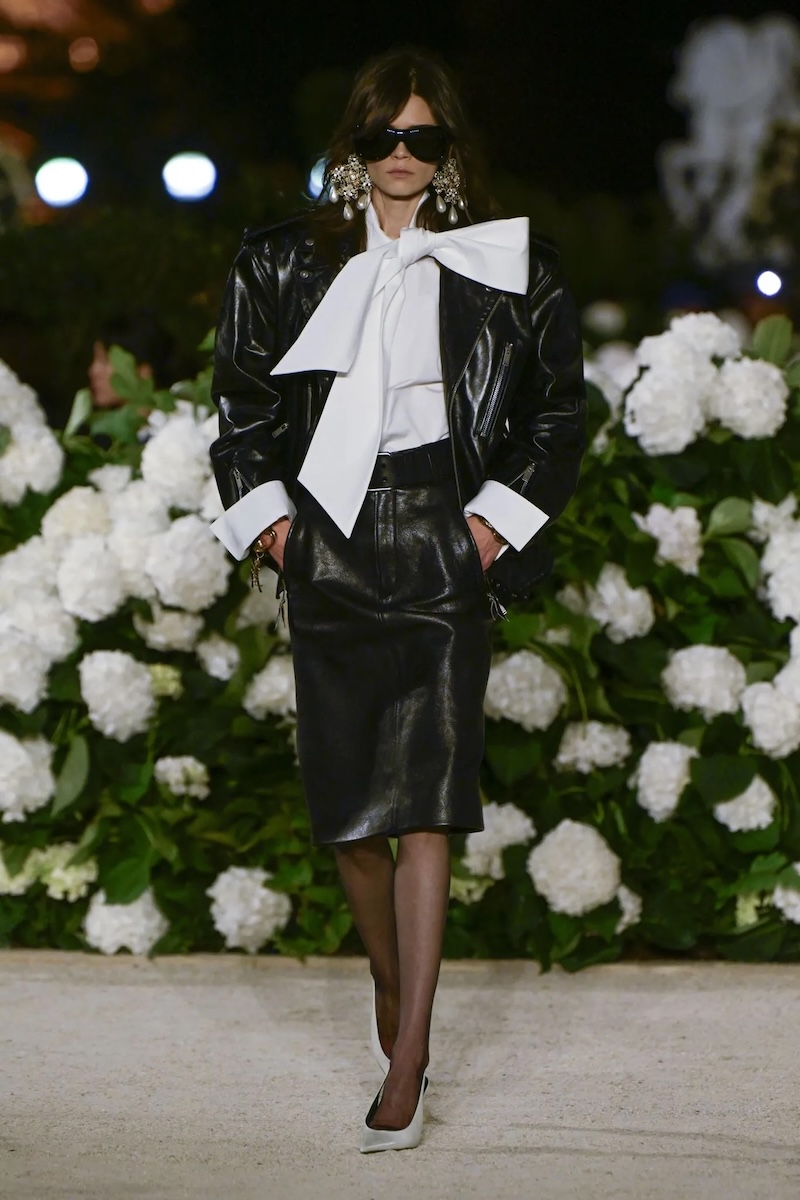 ボウタイで操る“凜々しいエレガンス”【2026年春夏トレンド】