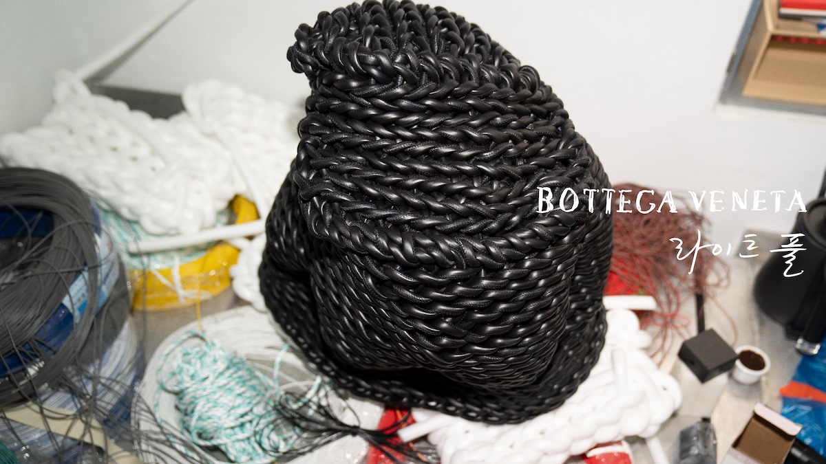 「ボッテガ・ヴェネタ」が“ミラノデザインウィーク 2026”でイ・カンホとコラボ　光のインスタレーションを発表