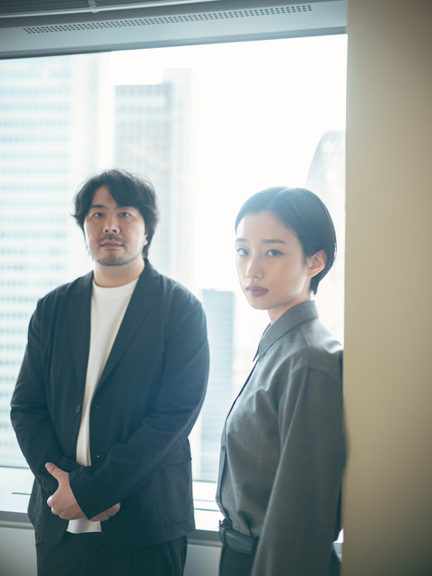 藤元明緒 (左)と河合優実