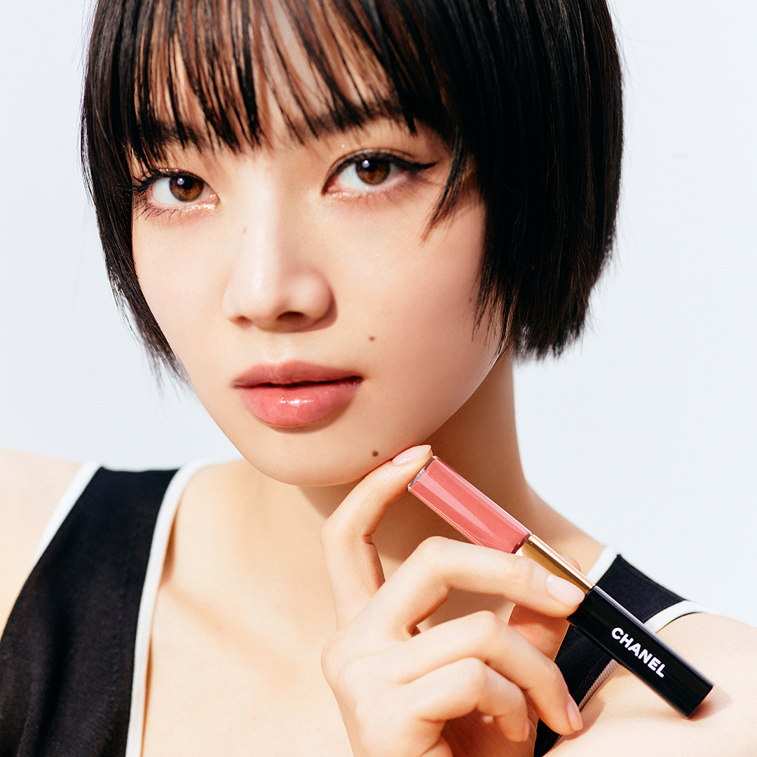 シャネル」が小松菜奈を起用した新ビジュアルを公開 長時間色落ちを