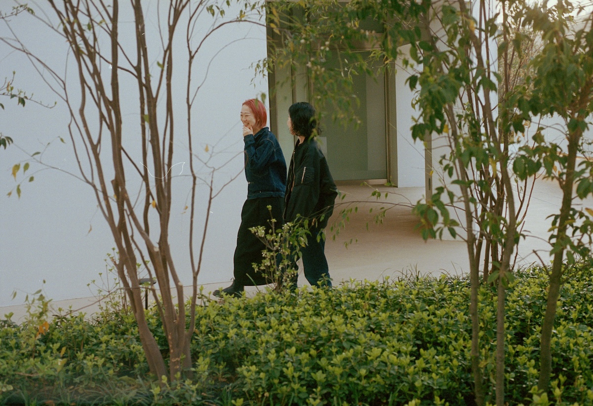 写真家・細倉真弓×映画監督・長谷川億名 制作のそばにある「関係ないこと」 Cross-Logue Vol.01