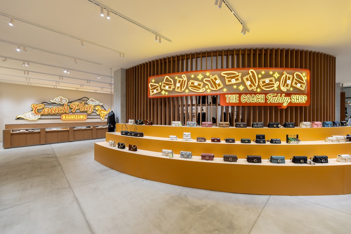 COACH　コーチ　ディスプレイ置物 コーチ プレイ 軽井沢”が長野にオープン 期間限定で巨大アイコンバッグ