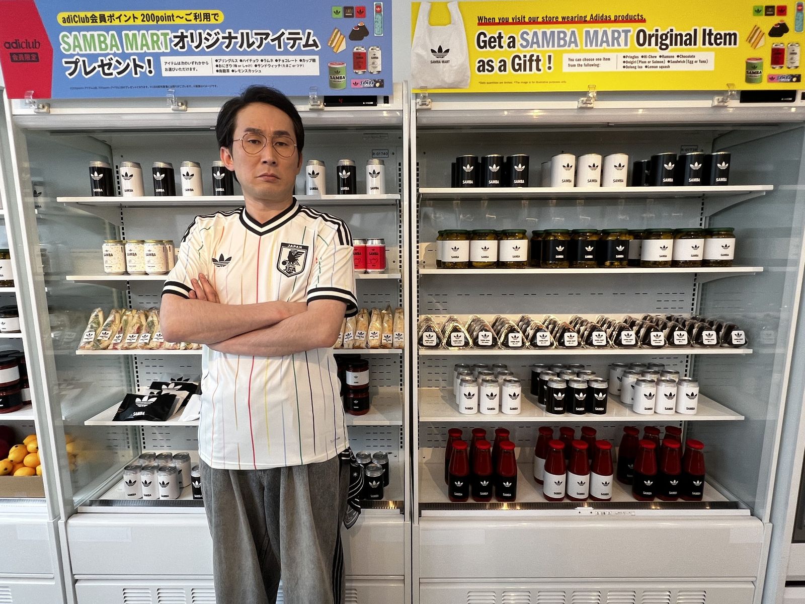 「アディダス オリジナルス」がポップアップを開催　シソンヌ・じろうがサッカーを愛する店長に
