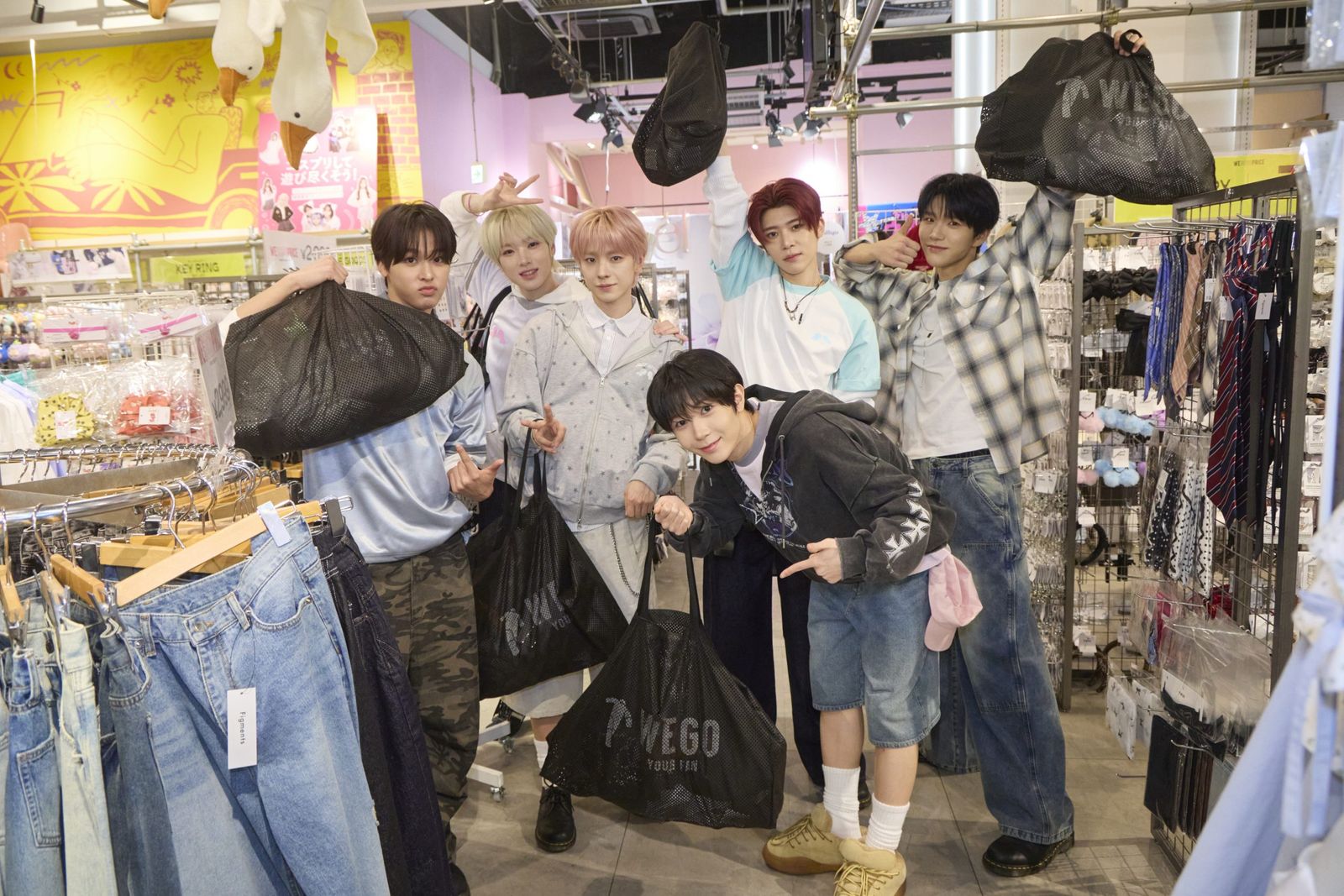NCT WISHが「ウィゴー」原宿店に来店 ショッピングと春ビジュアルの