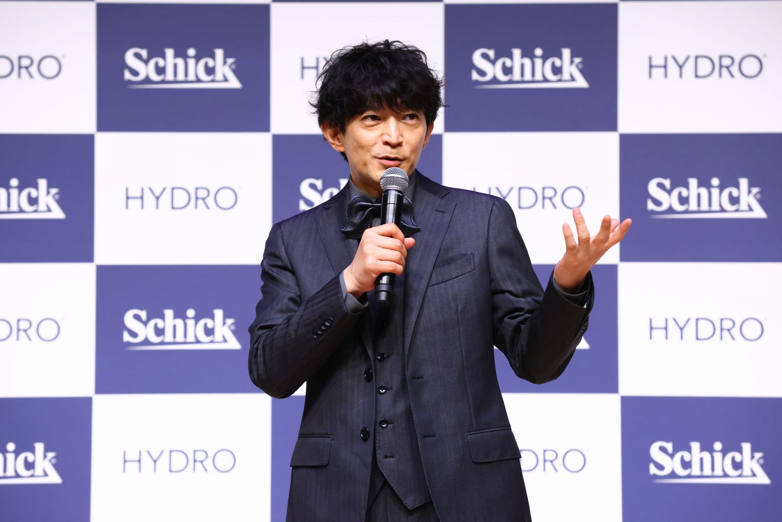 シック ハイドロ」リニューアルイベントに津田健次郎＆たくろう “肌