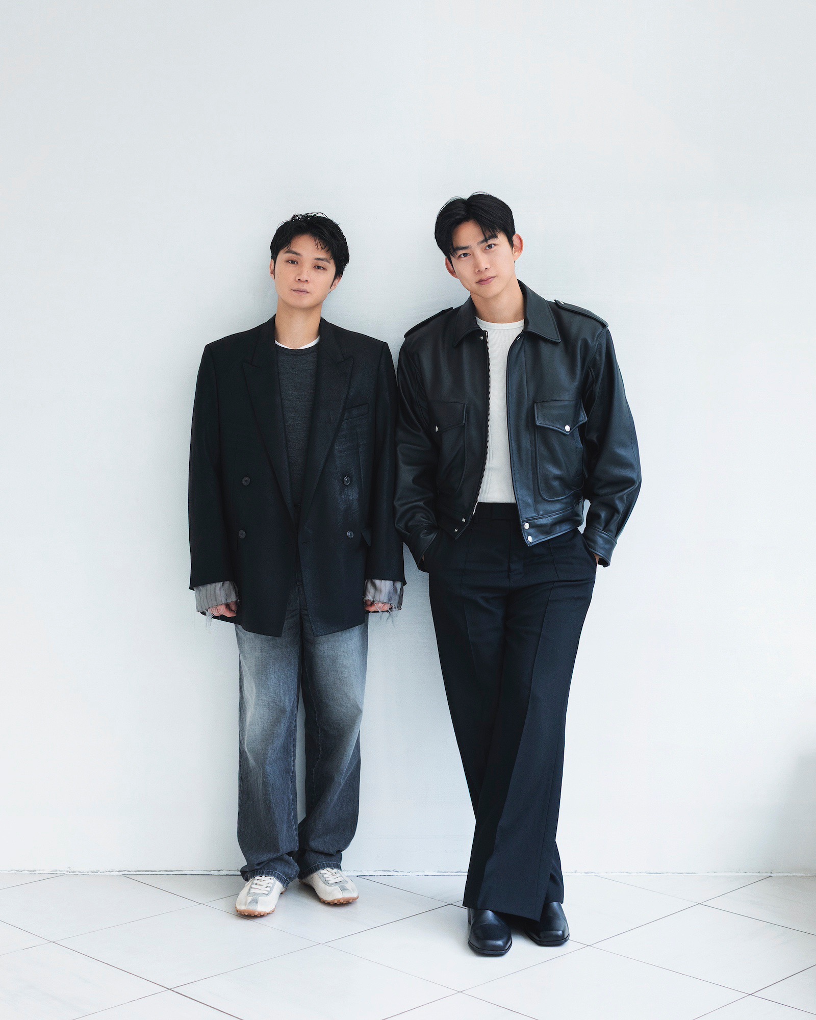 磯村勇斗(左)とオク・テギョン