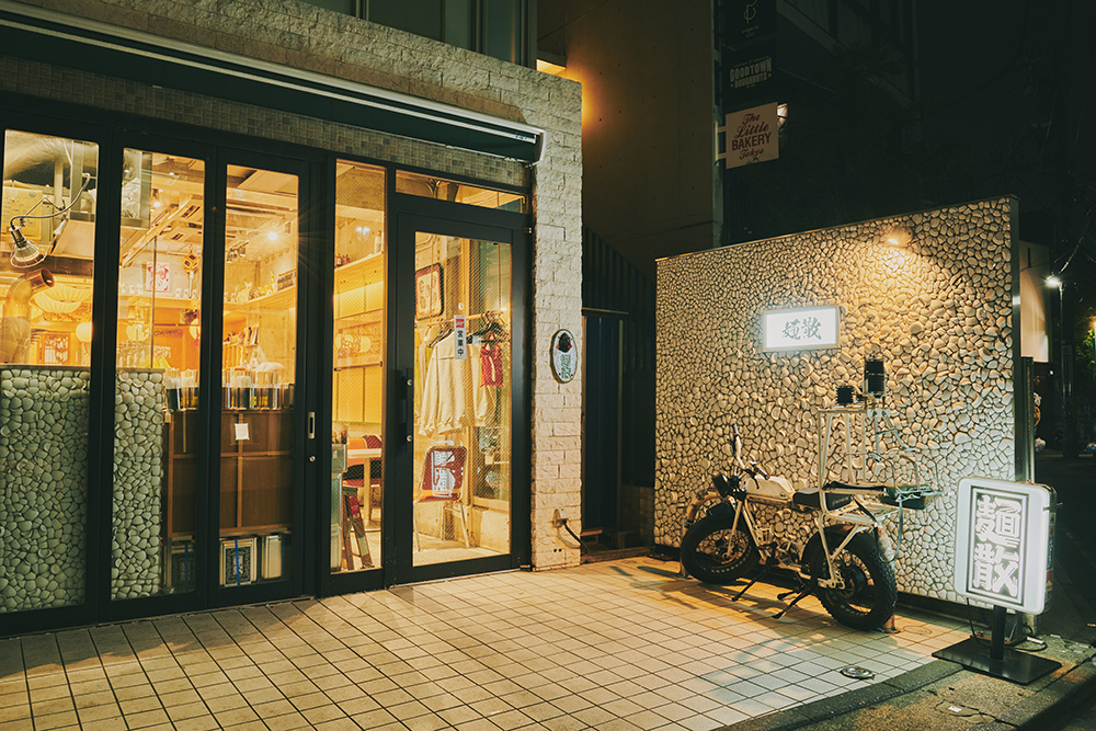 なぜ原宿のうどん店は世界に見つかったのか 「麺散」が貫く“狙わない”店づくり【インバウンド外国人が並ぶ店14】