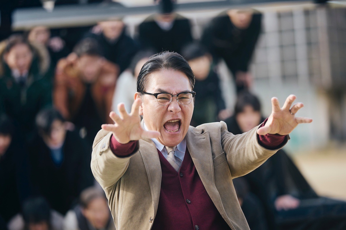 映画「NEW GROUP」場面で、ピエール瀧が演じた校長