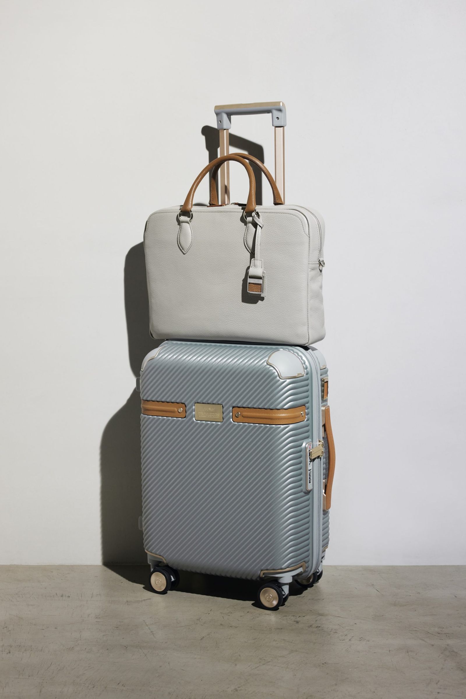 サムソナイト」が銀座にアジア最大の“サムソナイト・ブラックレーベル