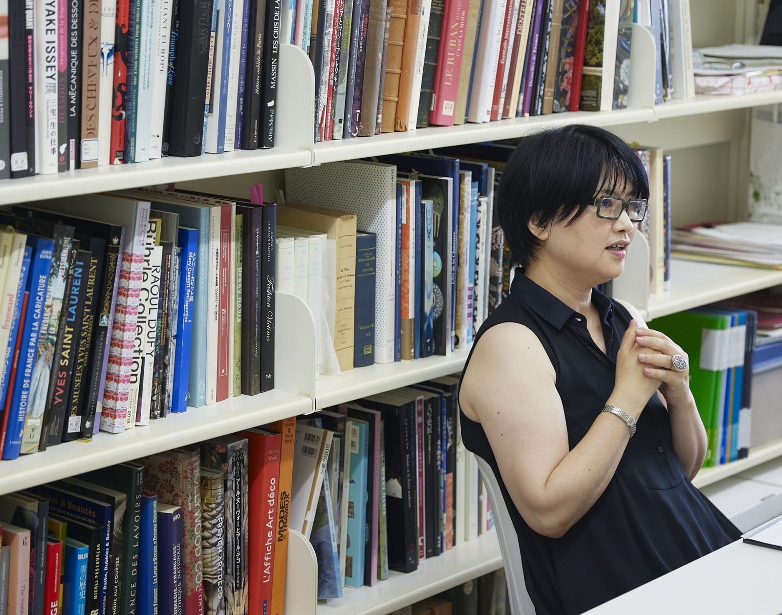 服飾史家の内村理奈に聞く、ルイ14世のファッション戦略と「モード」の原点【学生リポーターが行く!】