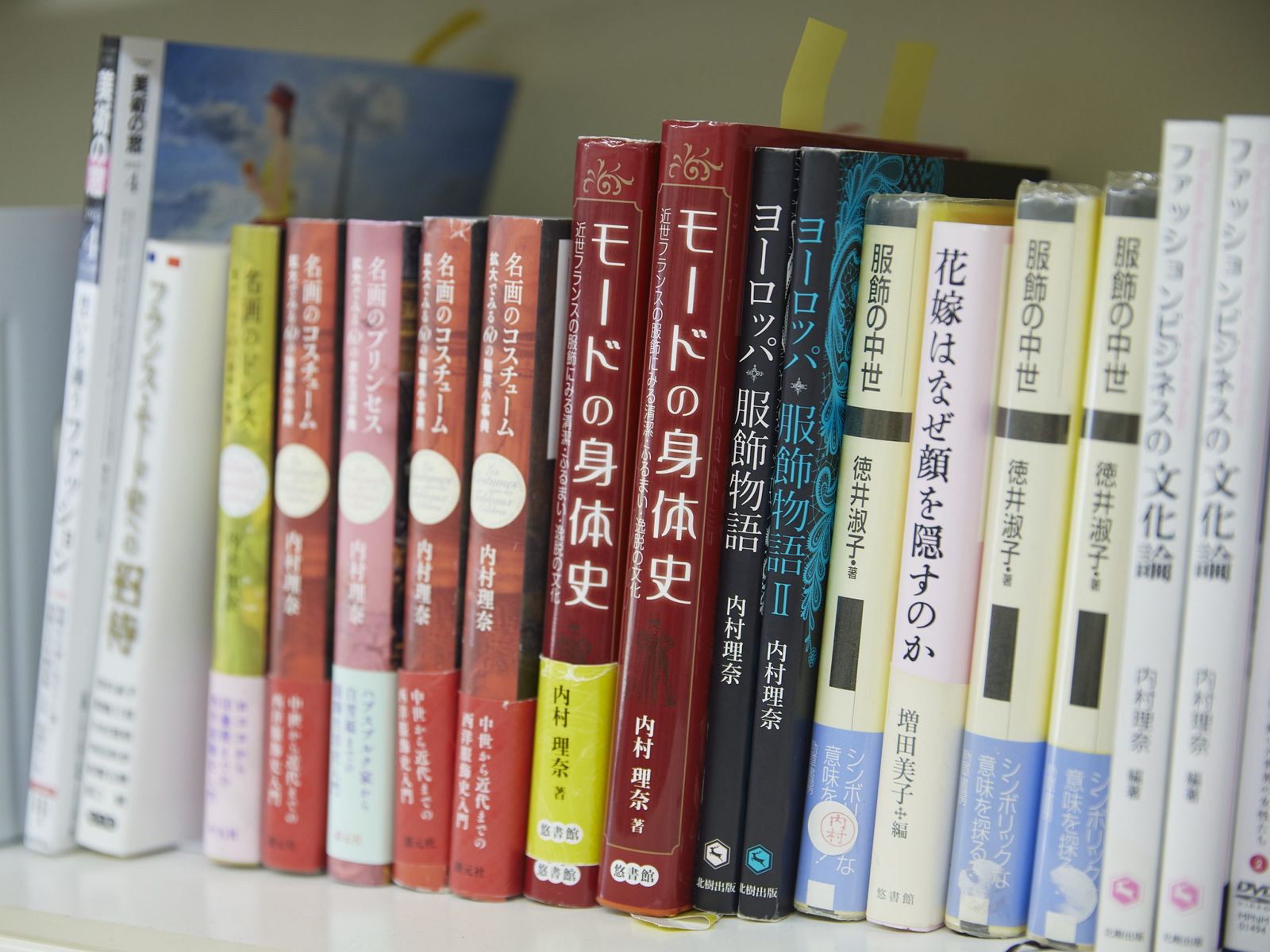 服飾史家の内村理奈に聞く、ルイ14世のファッション戦略と「モード」の原点【学生リポーターが行く!】