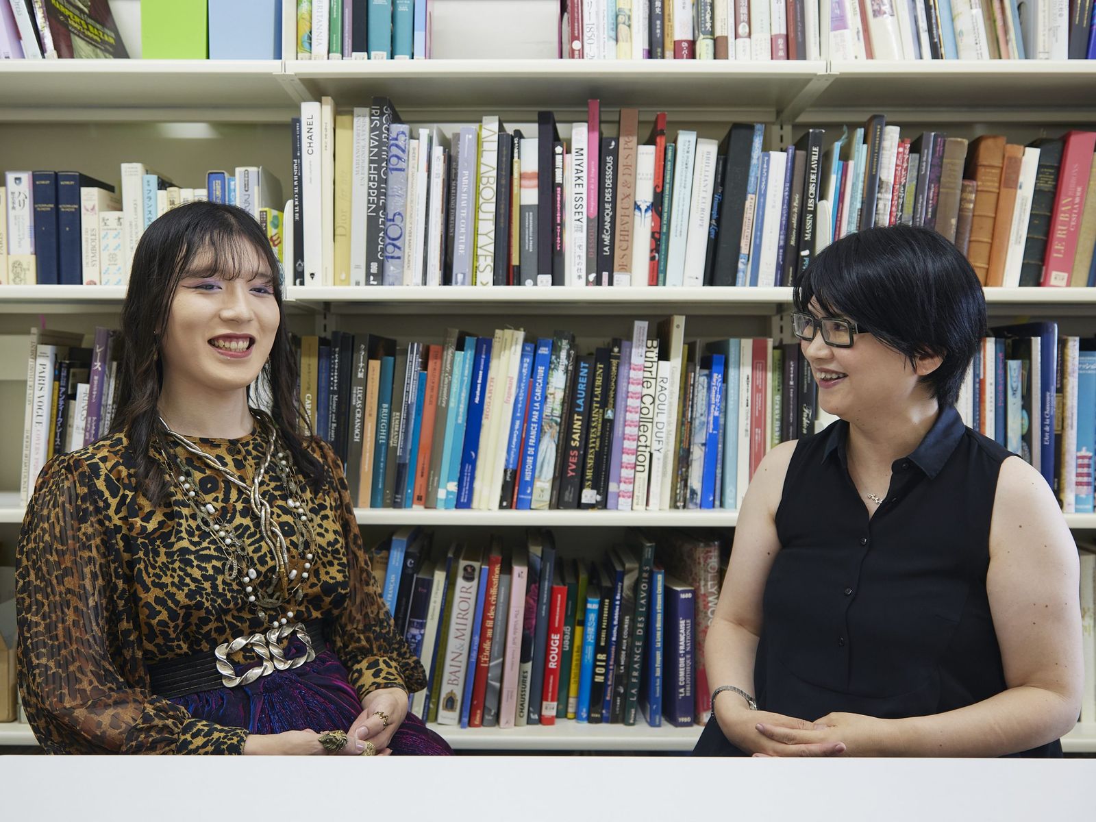 服飾史家の内村理奈に聞く、ルイ14世のファッション戦略と「モード」の原点【学生リポーターが行く!】